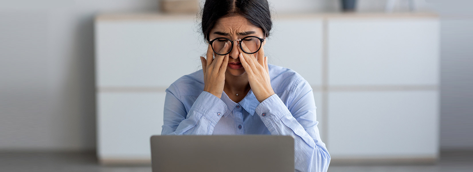 woman with dry eye in front of a computer