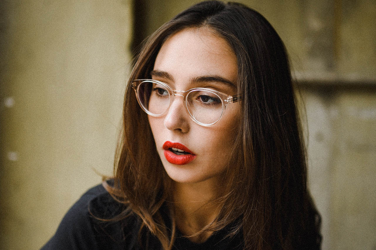 woman clear frames red lips_1280x853