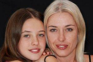 mother and daughter wearing contact lenses