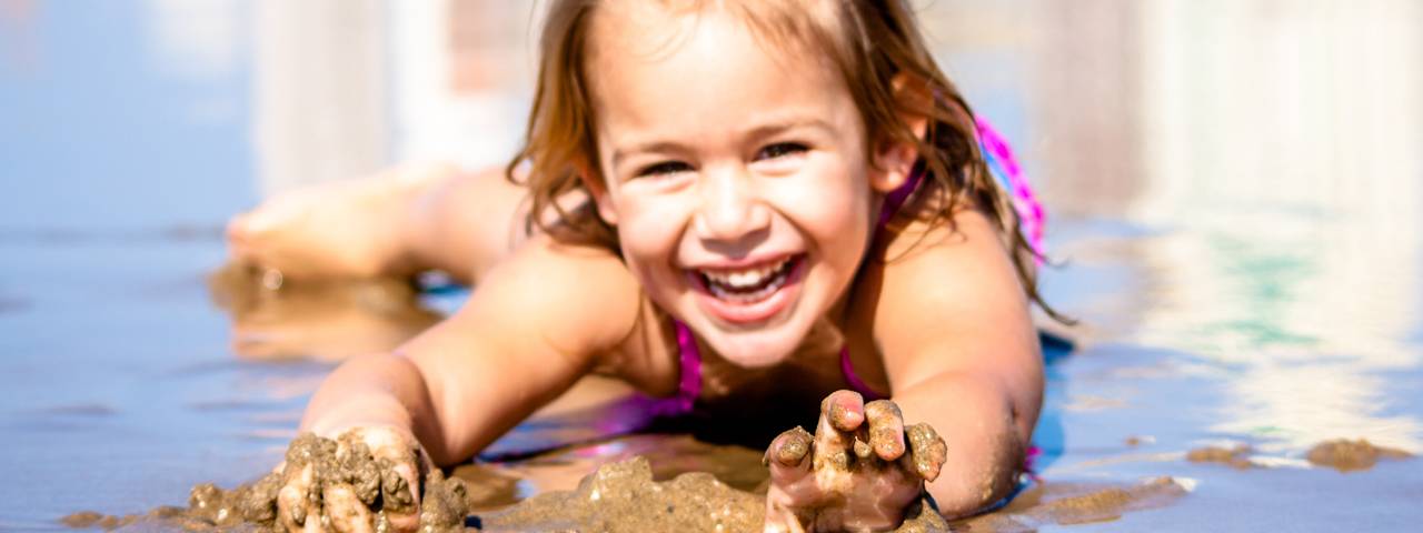 Little Girl Smiling Beach 1280x480