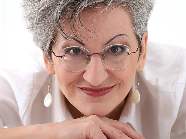 older-woman-smiling-with-presbyopia