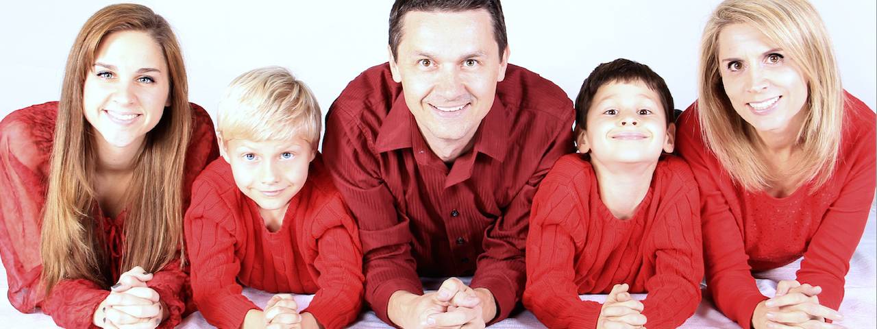 family_of_five_in_red_1280x480
