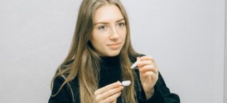 girl putting on contact lens 330x150