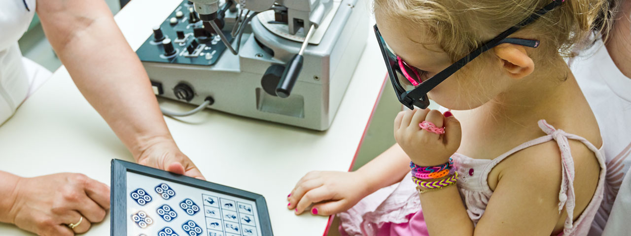 Eye doctor, little girl doing vision therapy in KIssimmee & Lakeland, FL