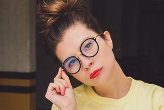 woman wearing classy glasses 325