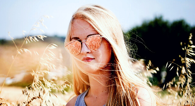 blond girl wearing sunglasses 640x350.jpg