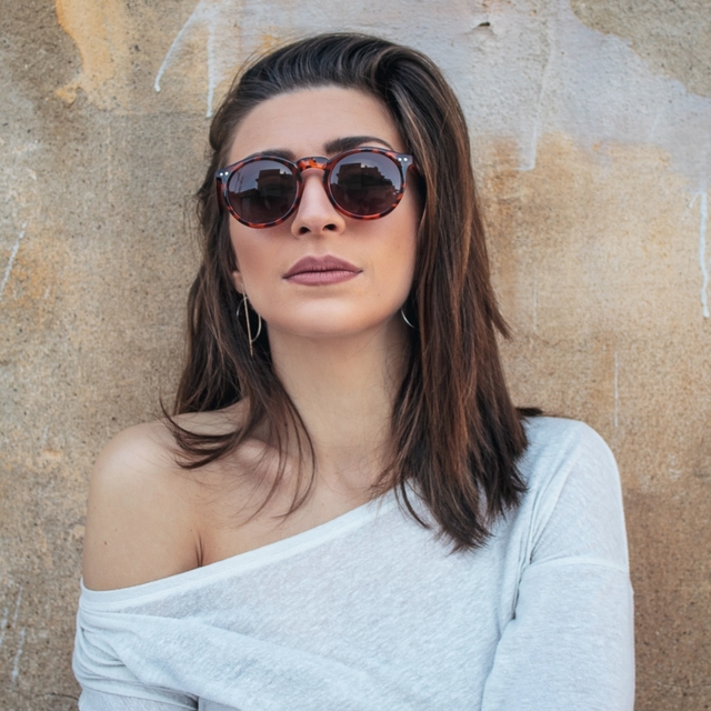 woman wearing round sunglasses 640