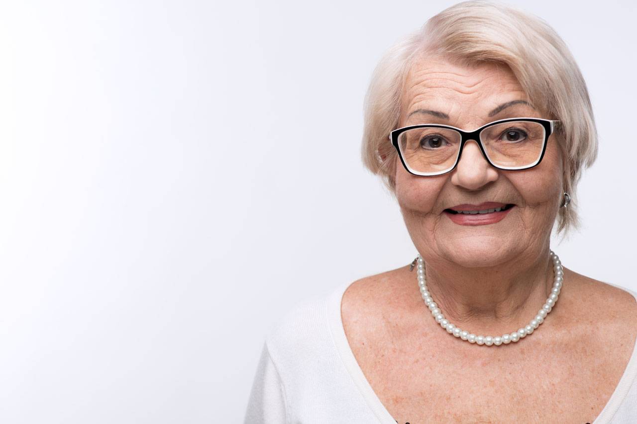glasses senior woman portrait 1280×853