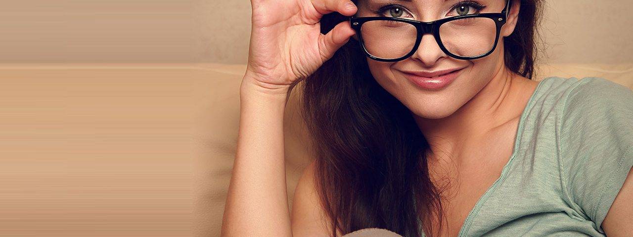 glasses american 20woman sofa 1280x480