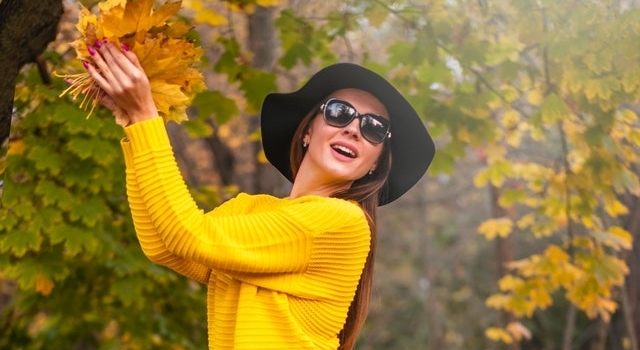 happy woman wearing sunglasses in autumn 640×350