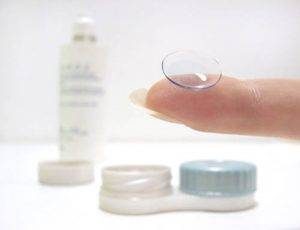 contact lens on finger 300×230
