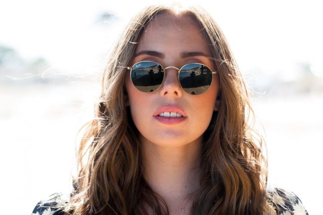 young woman wearing sunglasses_1280x853 640x427