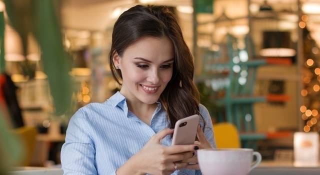 happy woman browsing smartphone 640×350