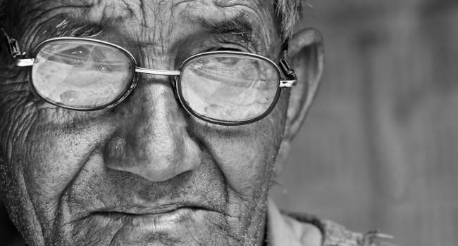 Elderly Man Retinal Detchment 650×350