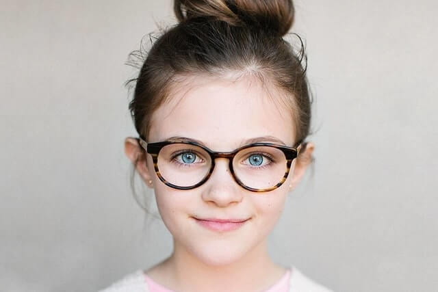 little girl wearing eyeglasses 640x427 min