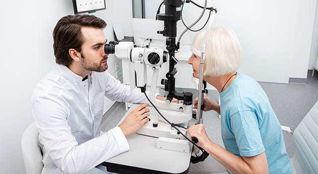 doctor examining a woman's eyes for glaucoma