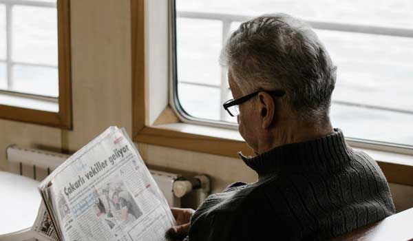 man reading a newspaper 3393375