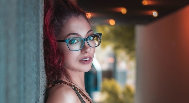girl red hair wearing eyeglasses 640×350 1.jpg