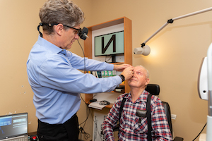Orillia, Ontario eye doctor performing eye exam