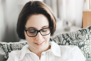 girl glasses reading 1280x853 640×427