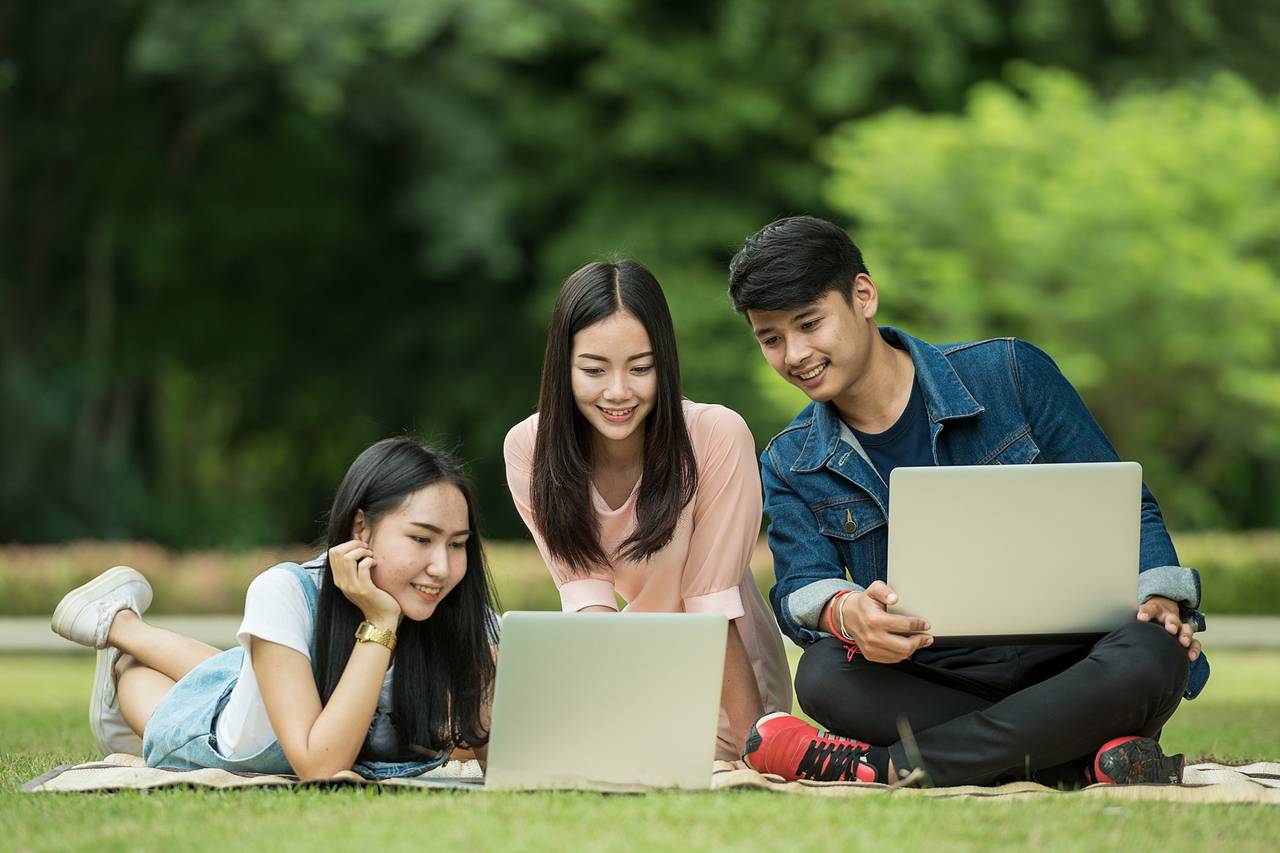 Students Outdoors Laptops 1280×853