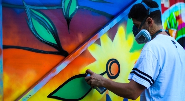 man using paint sprays 640×350.jpg