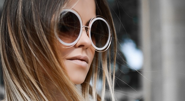woman wearing roun sunglasses 640