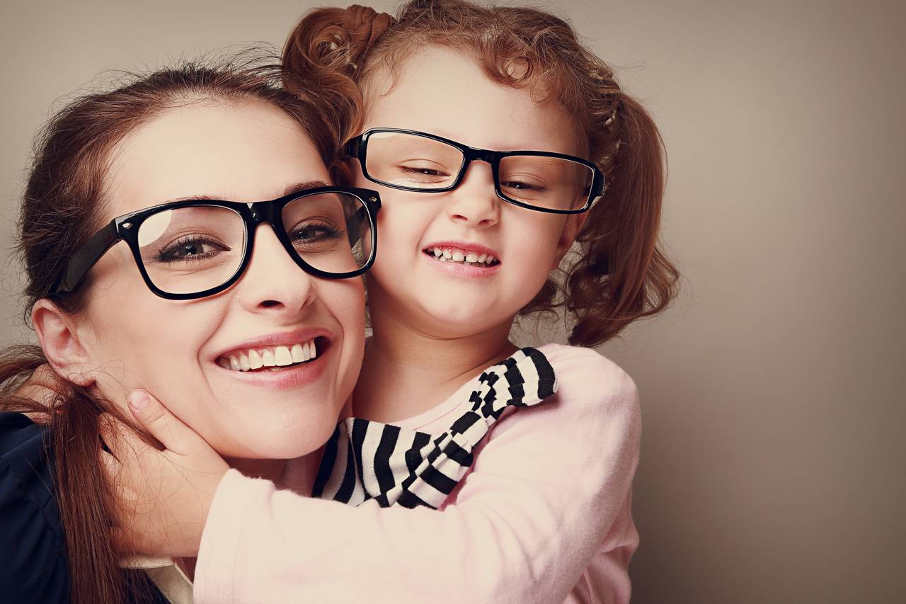 happy mother daughter glasses 1280×853
