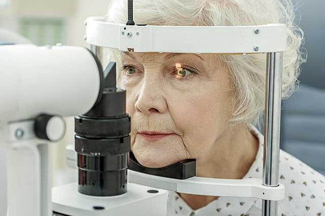 senior-woman-eye-exam_640-640x427