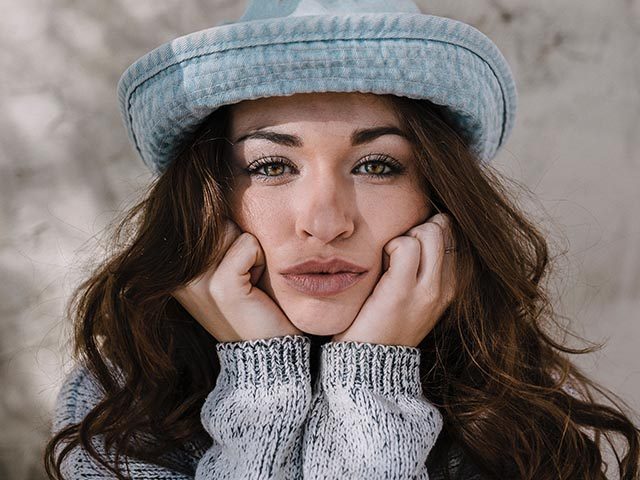 woman-cute-blue-hat_640px-640x480