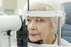 senior woman eye exam_300x200