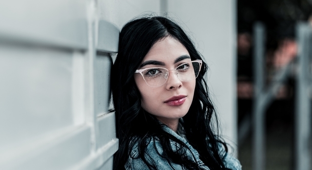 girl wearing stylish eyeglasses 640×350