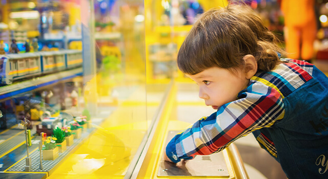 child looking at toys 640.jpg