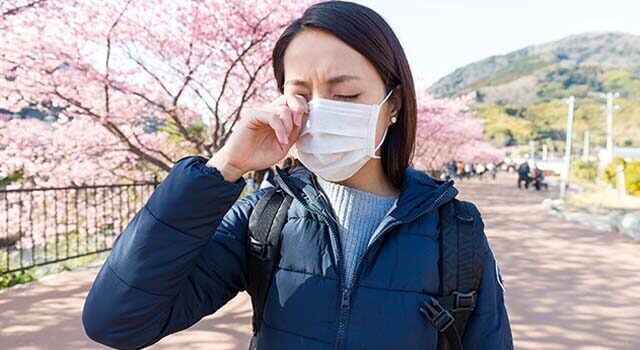 woman suffer from allergy from pollen allergy blog.jpg