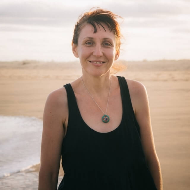 happy-middle-aged-woman-at-the-beach-640