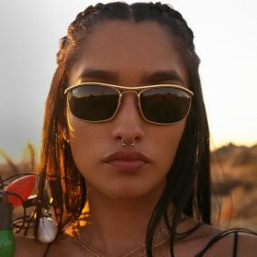 woman wearing roun sunglasses 640