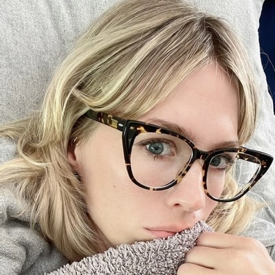 blond woman wearing barton perreira eyeglasses 400x400 min
