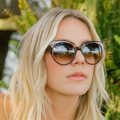 blond woman wearing barton perreira sunglasses 400x400 min