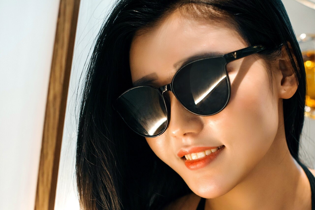 pretty girl blk sunglasses