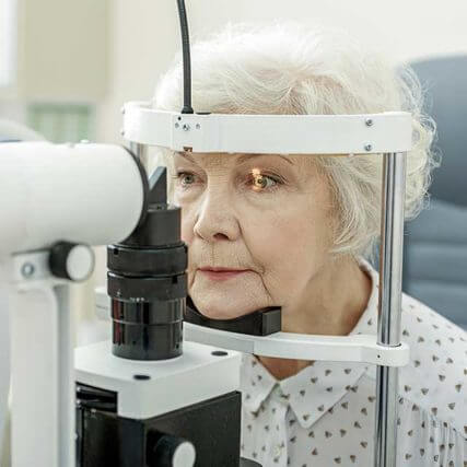 senior woman eye exam_640 427x427