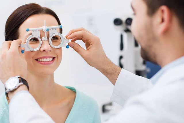 eye exam to a young woman 640x427