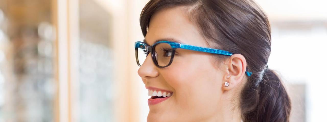 lady-blue-glasses-1280x480