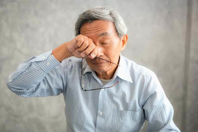 Asian Man with dry eye 01 640x427