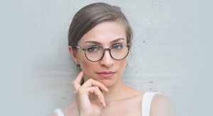 woman wearing glasses stylish 2 640x350 e1575791144155