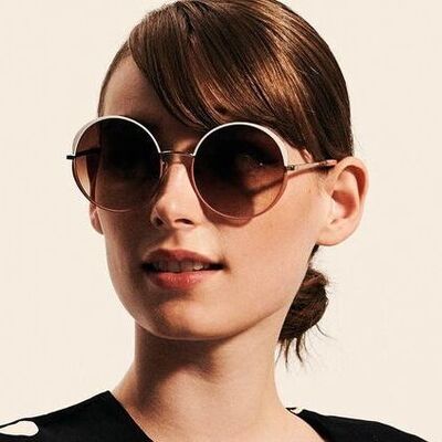woman wearing round woow sunglasses
