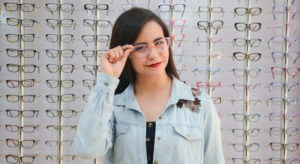 girl wearing pink rimmed eyeglasses 640x350 1 300x164