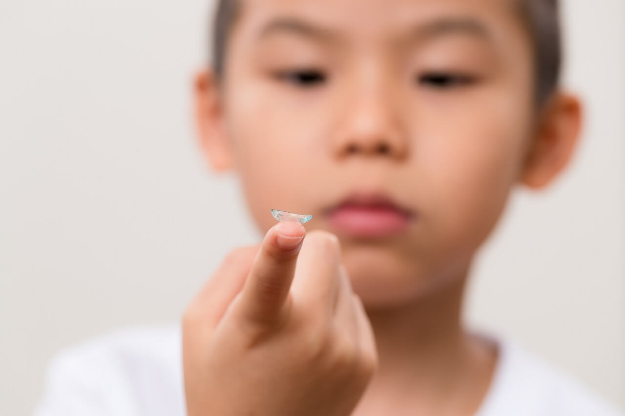 Kid hold with a contact lens