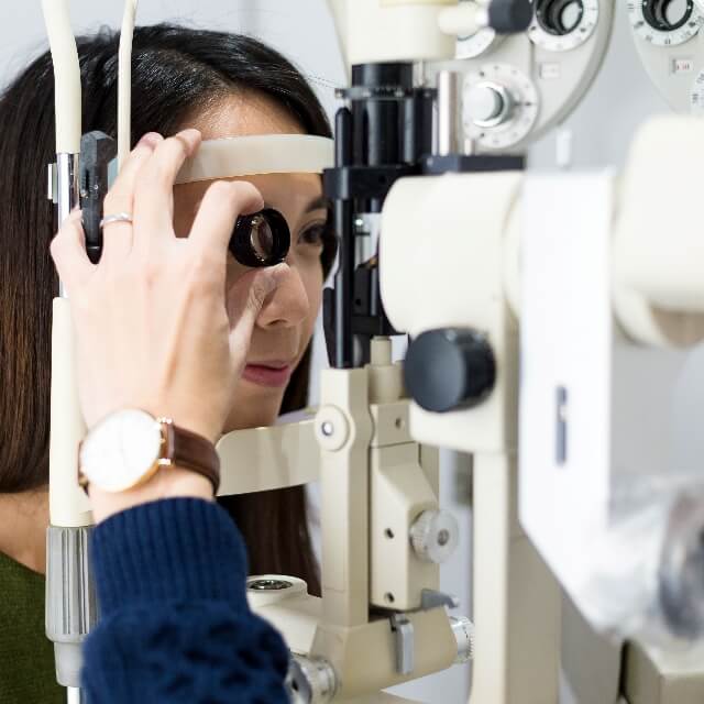 Woman-having-her-eyes-examined-by-eye-doctor_1-OFF