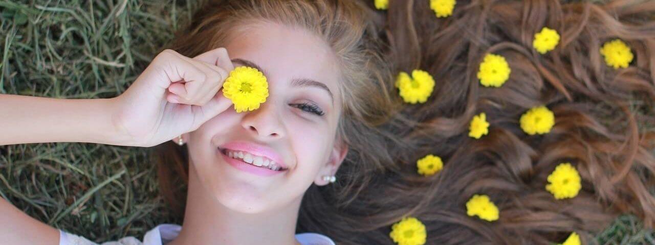 happy-girl-field-of-flowers_1280x853-1280x480