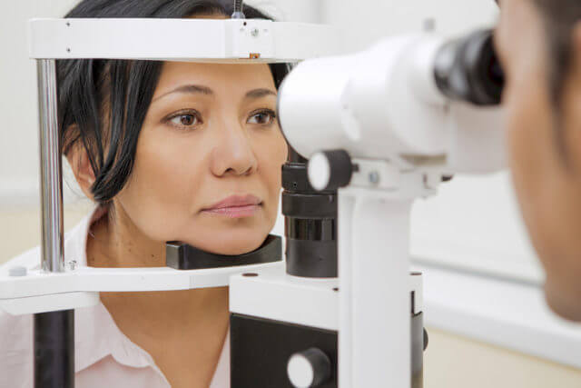 Mature woman having ophthalmological examination_1 OFF 640x427